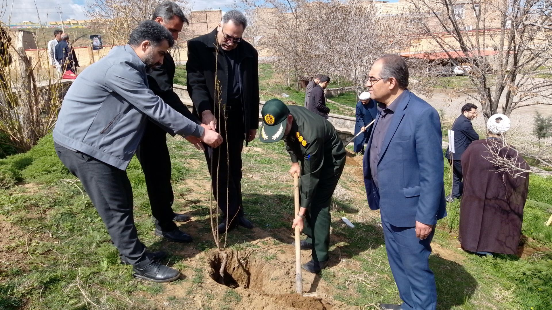 غرس نهال مثمر در کانون فرهنگی هنری شهید فهمیده مرند 