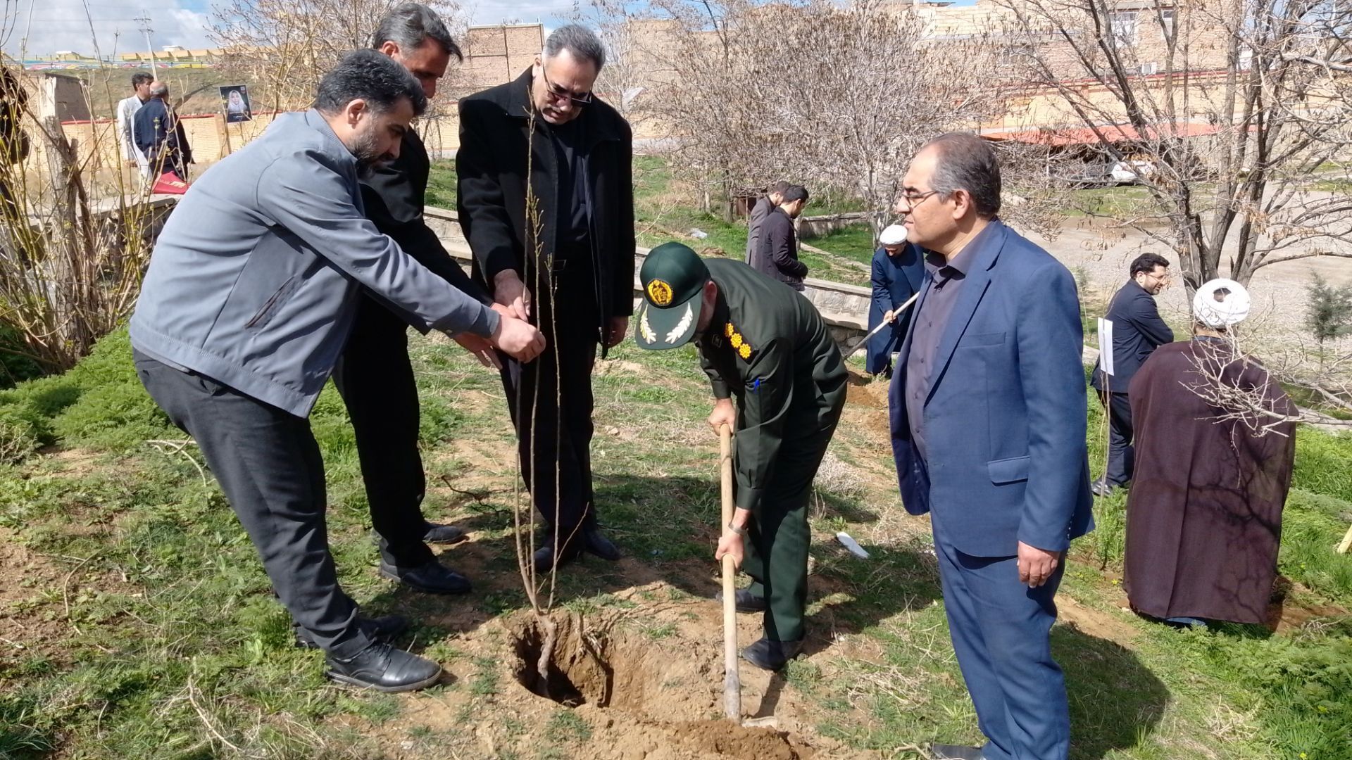 غرس نهال مثمر در کانون فرهنگی هنری شهید فهمیده مرند 