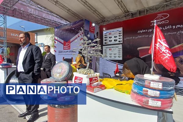 حضور دانش‌آموزان دبیرستان قلم چی ناحیه دو شهرری در نمایشگاه نانو فناوری