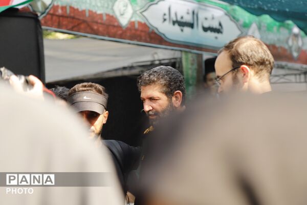 حضور فرمانده سپاه تهران در میان خیل زائران جاماندگان اربعین