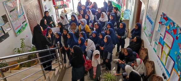 بازدید دانش‌آموزان مدرسه شهید خاقانی از گلخانه پیشه‌وران شیروان