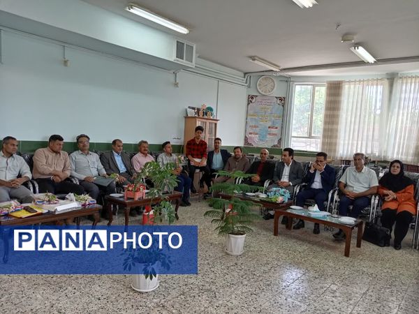 مراسم تقدیر از دبیران دبیرستان نمونه آیت الله خامنه‌ای