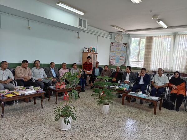 مراسم تقدیر از دبیران دبیرستان نمونه آیت الله خامنه‌ای