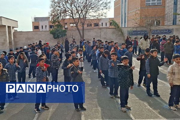 تجدید عهد دانش آموزان مدرسه ایمان ورامین با امام حسین (ع) 