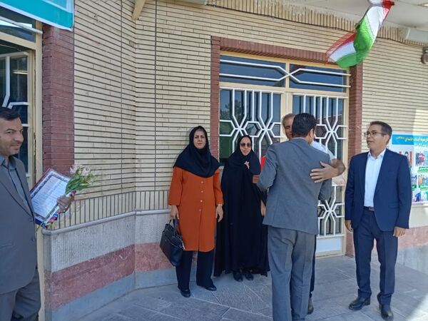 مراسم تقدیر از دبیران دبیرستان نمونه آیت الله خامنه‌ای