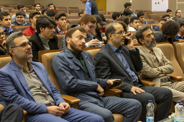 آیین تقدیر از دانش‌آموزان برگزیده در مسابقات فرهنگی هنری استان قم