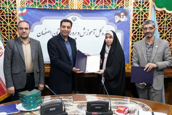نشست مدیرکل آموزش و‌ پرورش استان اصفهان با نمایندگان شورای دانش‌آموزی و مجلس دانش‌آموزی استان 