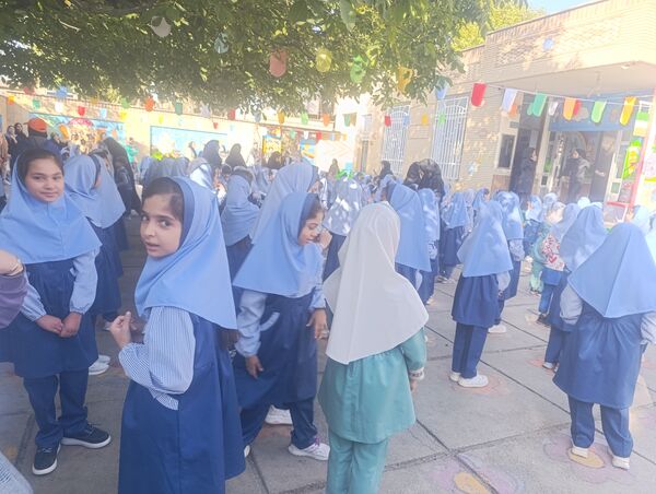زنگ آغاز مهر در دبستان دخترانه مهر و ماه آشخانه 