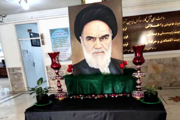 آیین گرامیداشت امام خمینی (ره) در اداره آموزش و پرورش ناحیه ۳