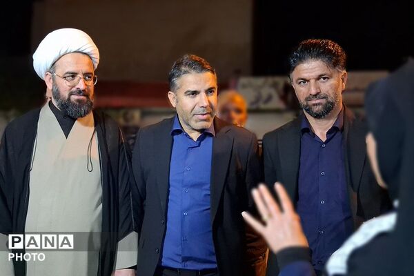 صحنه دیگری از عشق و ارادت ملت به رهبر در سومین شب سال جدید در شهرستان باشت