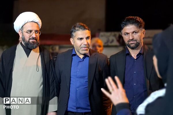صحنه دیگری از عشق و ارادت ملت به رهبر در سومین شب سال جدید در شهرستان باشت