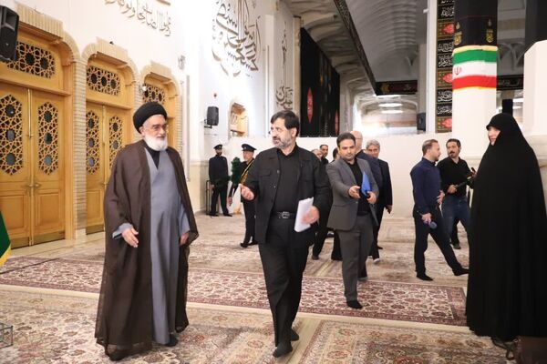 ادای احترام مسئولان قم به شهدا در هفته دولت