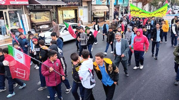 حماسه‌آفرینی دانش‌آموزان کمیجانی در راهپیمایی۱۳ آبان 