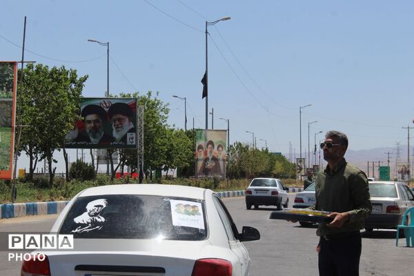 فاروج در روز تشییع پیکر رهبر شهید همچنان در حال خدمت رسانی به زائران