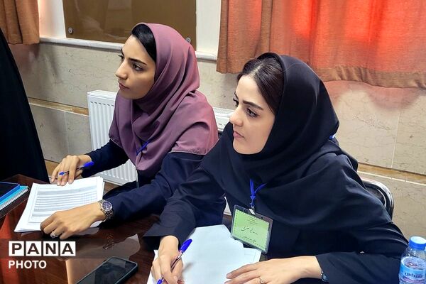 رقابت نخبگان جوان زبان خارجی در دبیرستان فرهنگ