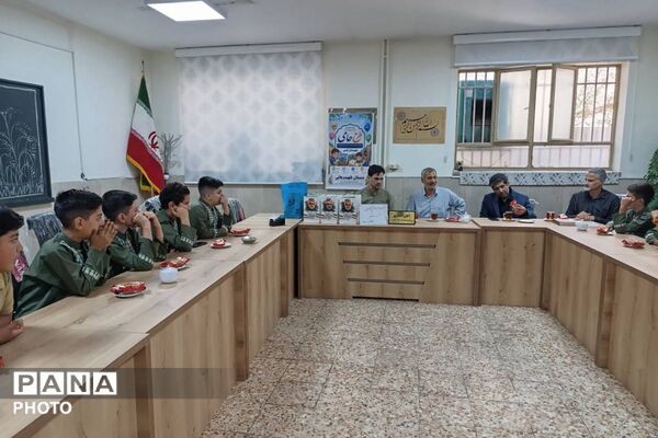 آیین تجلیل از دانش‌آموزان برتر مسابقات قرآن، عترت و نماز دبستان شهید رجایی شهرستان قدس