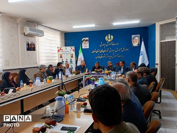 تجلیل از معلمان نمونه شهرستان قدس با حضور فرماندار و خانواده معظم شهدا