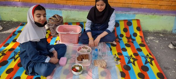 صبحانه سالم به مناسبت هفته سلامت در مدرسه ربابه هاشمیان یزدی شیروان