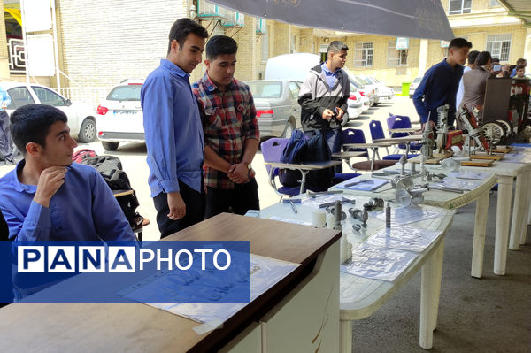 نمایشگاه آثار هنری هنرستان‌ها به‌مناسبت هفته مشاغل 