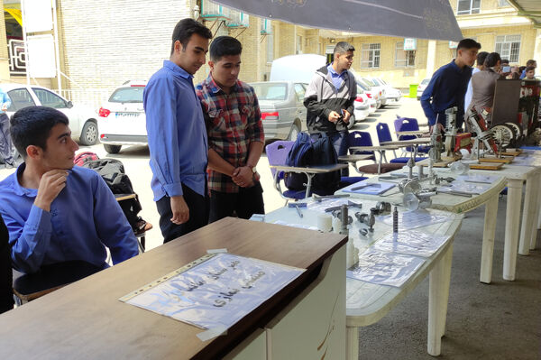 نمایشگاه آثار هنری هنرستان‌ها به‌مناسبت هفته مشاغل 