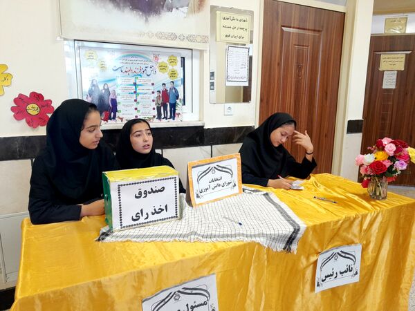 انتخابات شورای دانش آموزی در دبیرستان مادرمهربان خلیل آباد