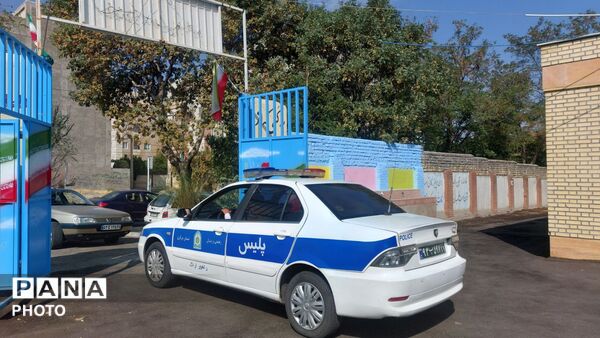گرامیداشت هفته نیروی انتظامی در مدرسه فرهنگیان عترت