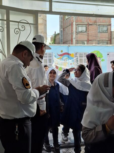 بازدید ماموران نیروی انتظامی در مدرسه 17شهریور بجنورد