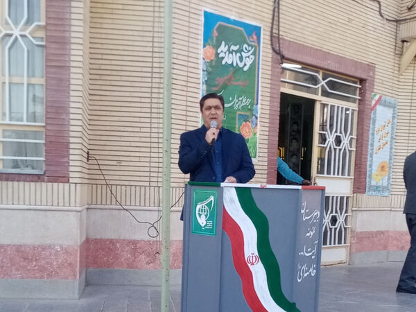 رئیس پلیس فتا کاشمر در مراسم صبحگاه دبیرستان آیت‌الله خامنه‌ای بر هوشیاری در فضای مجازی تأکید کرد