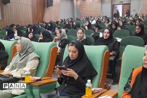  کارگاه تفکر دیزاین در تولید اکسسوری چرمی با حضور هنرجویان و هنرآموزان هنرستان‌های ملارد