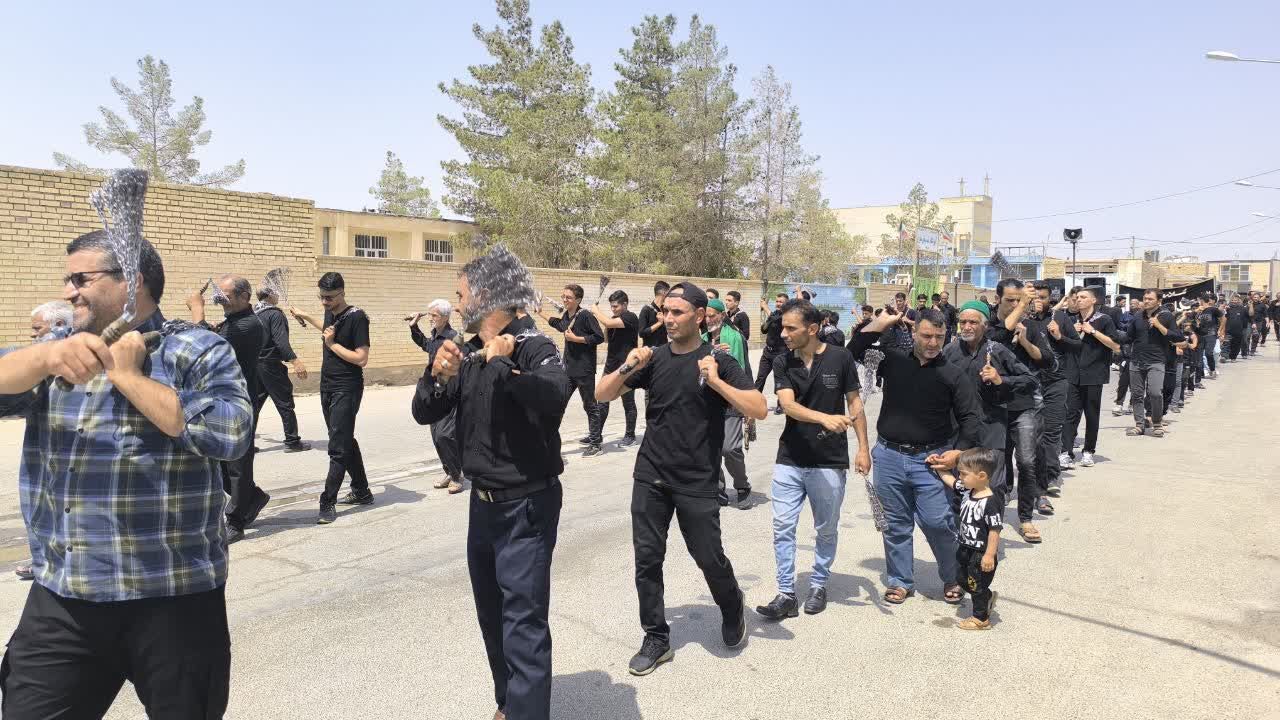 مراسم عزاداری و زنجیرزنی تاسوعای حسینی در شهر حسن آباد جرقویه علیا 