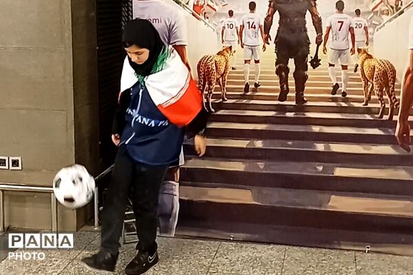 استقبال باشکوه مردم از قهرمانان فوتبال ایران در فرودگاه مهرآباد؛ تجلی وحدت، غرور ملی و عشق به وطن