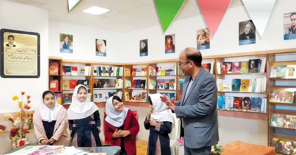 هدف از اهدای جایزه معلم تکریم معلم و تقویت شأن اجتماعی معلم است