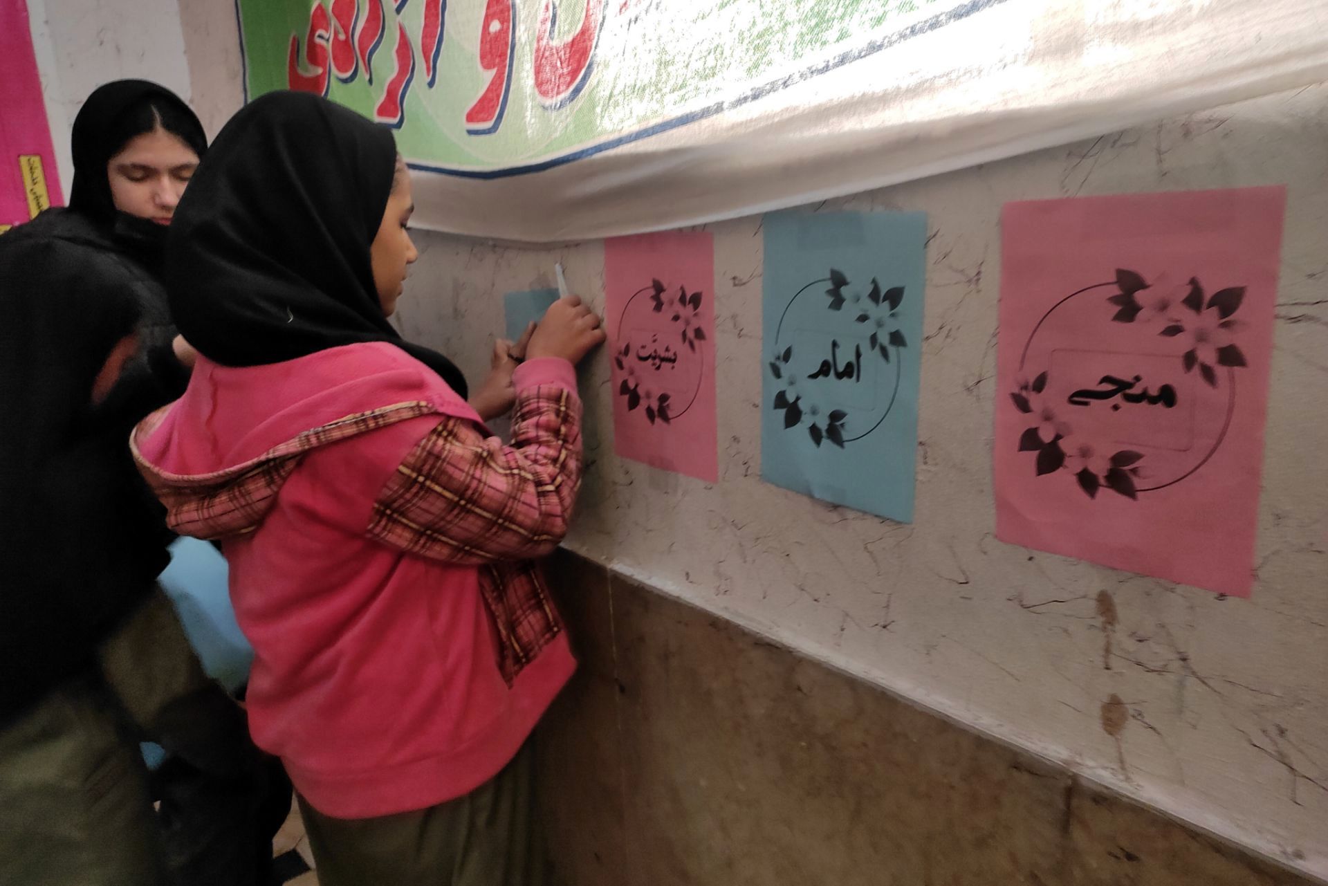 جشن و مولودی خوانی برای میلاد عدل گستر در آموزشگاه صنف پوشاک دو