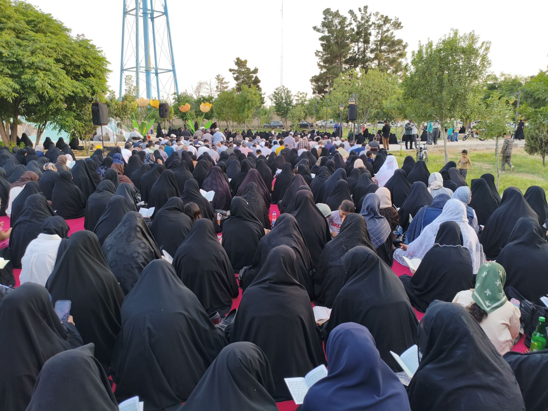 طنین «عرفه» در میعادگاه شهدای گمنام سرخس