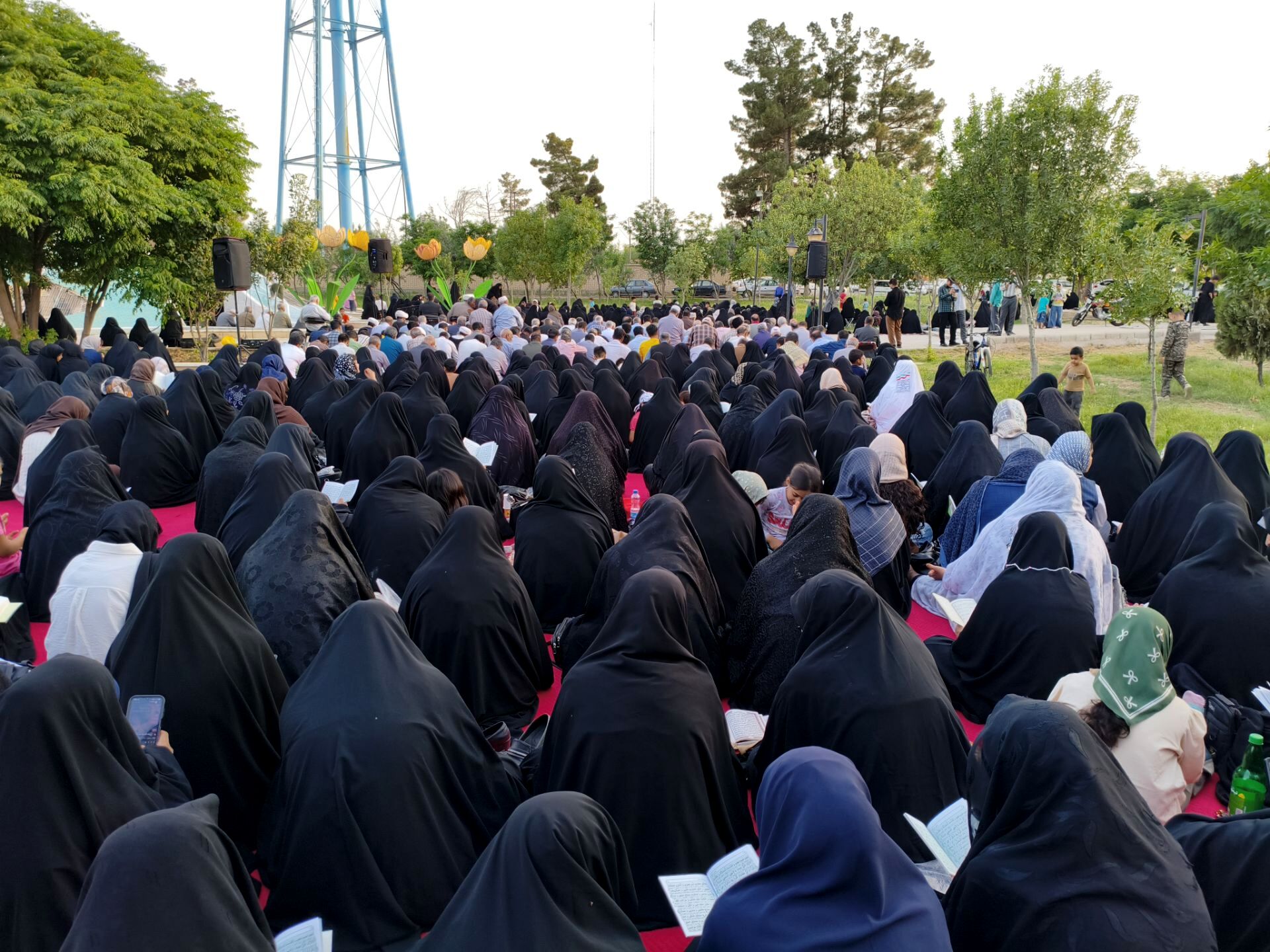 طنین «عرفه» در میعادگاه شهدای گمنام سرخس