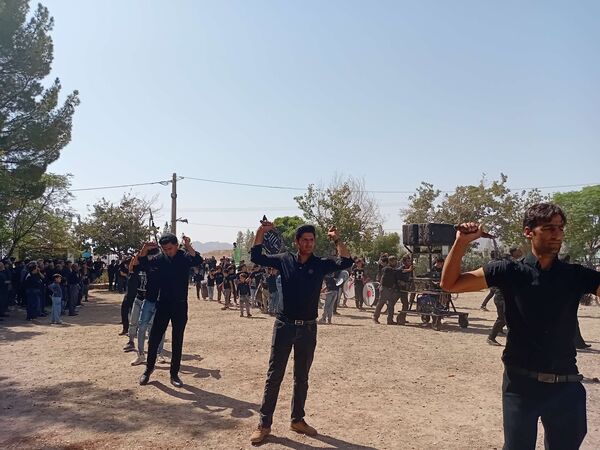 عزاداری هیئت زنجیر زنی روستای نقاب در روز اربعین