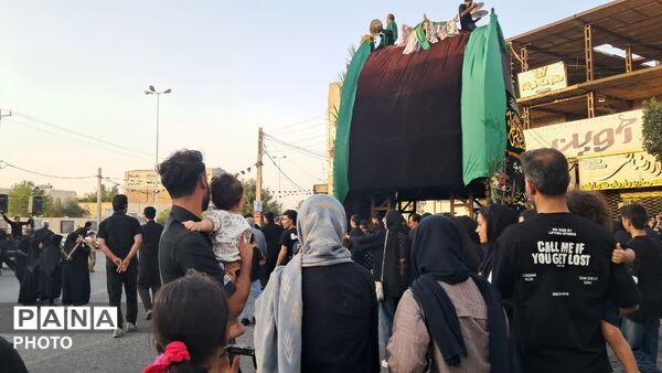 نخل برداری و علم گردانی در روز عاشورا - یزد