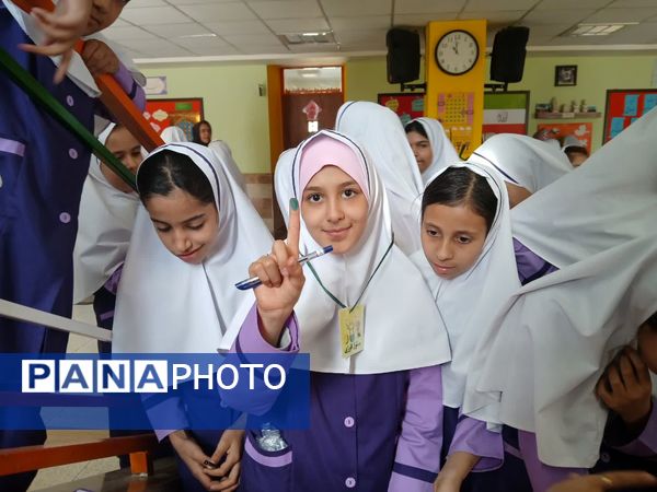 انگشت‌های رنگین دختران دبستان اندیشه روی برگه‌های رأی انتخابات شورای دانش‌آموزی