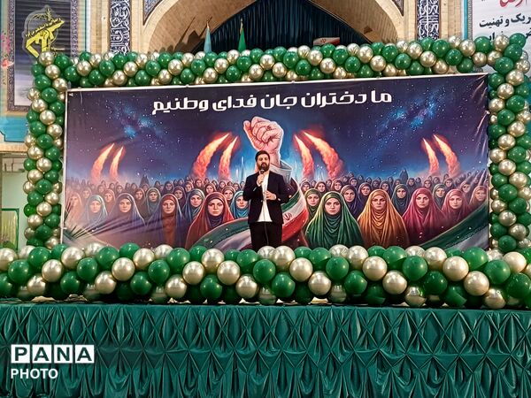 تجدید بیعت دختران وطن با آرمان‌های انقلاب در حسینیه امام