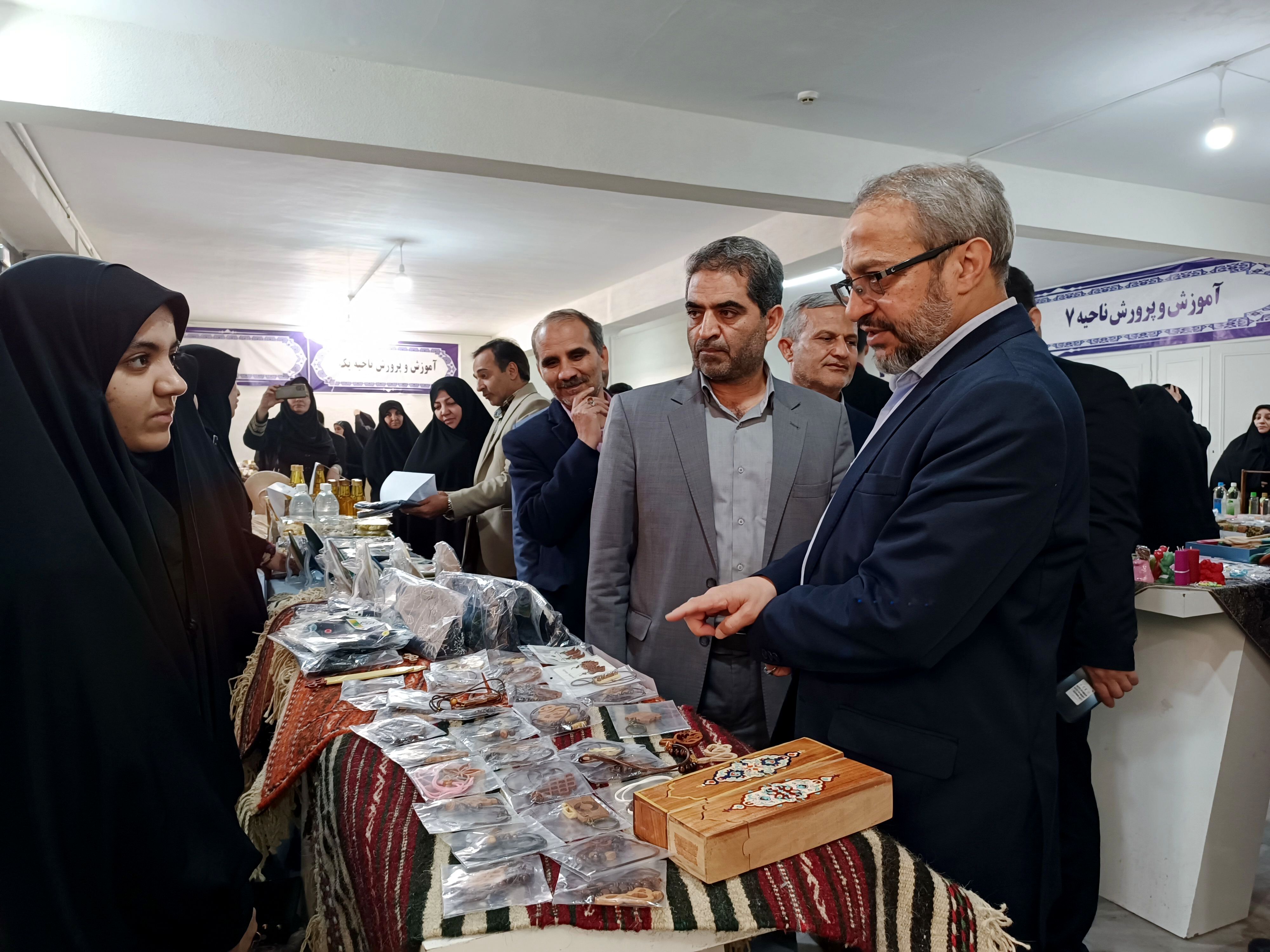 افتتاح اولین نمایشگاه و فروشگاه دستاوردهای هنرجویان مشهد