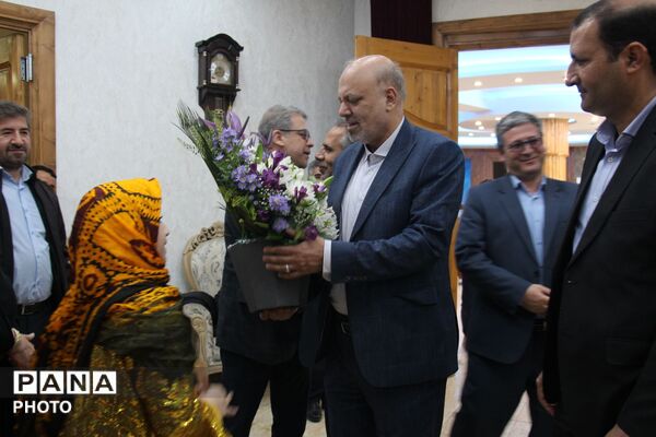 تجلیل از معلمان نمونه ناحیه ۵ تبریز با حضور رئیس کمیسیون آموزش مجلس