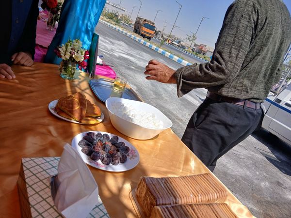 همکاری دانش آموزان خادمیار دبستان ضحی۲ با چایخانه دانش آموزی حضرت رضا(ع) شیروان