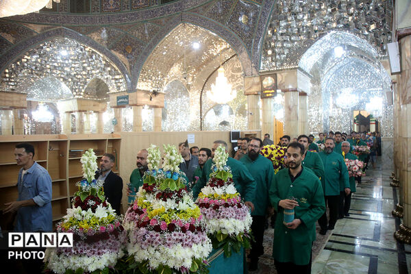 گل آرایی ضریح مطهر حضرت معصومه(س) در شب میلاد امام رضا(ع)