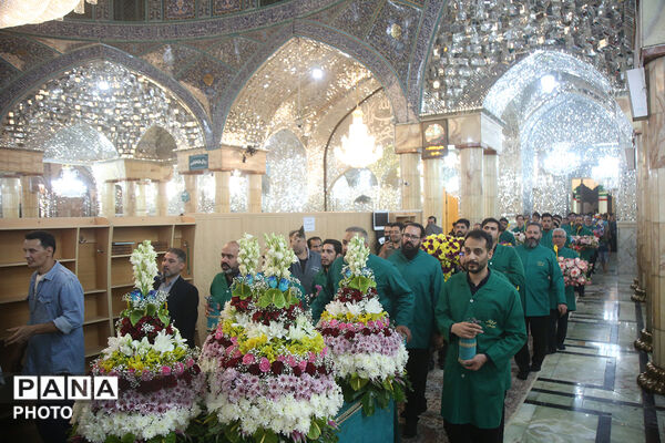 گل آرایی ضریح مطهر حضرت معصومه(س) در شب میلاد امام رضا(ع)