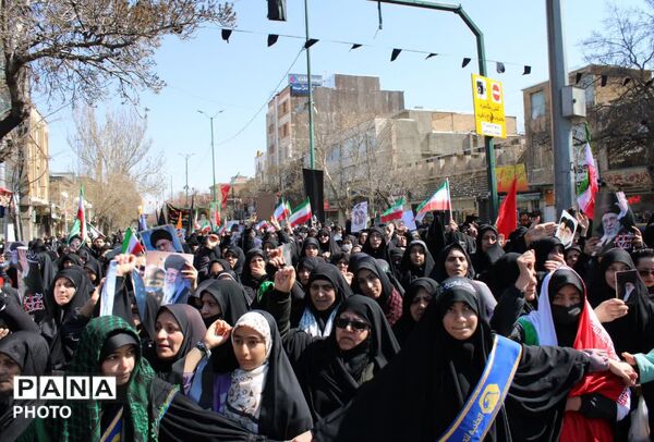راهپیمایی دانش‌آموزان در همدان