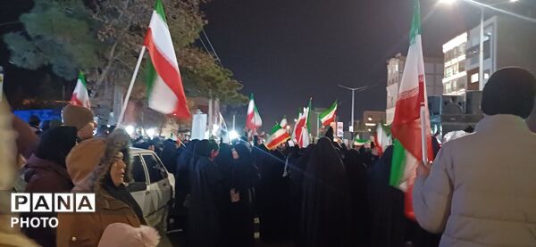 راهپیمایی گسترده مردم نیشابور در احتماع شبانه