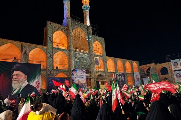 تجمع مردم دارالعباده یزد در حسینیه امیرچخماق با حضور چهره‌های شبکه پویا
