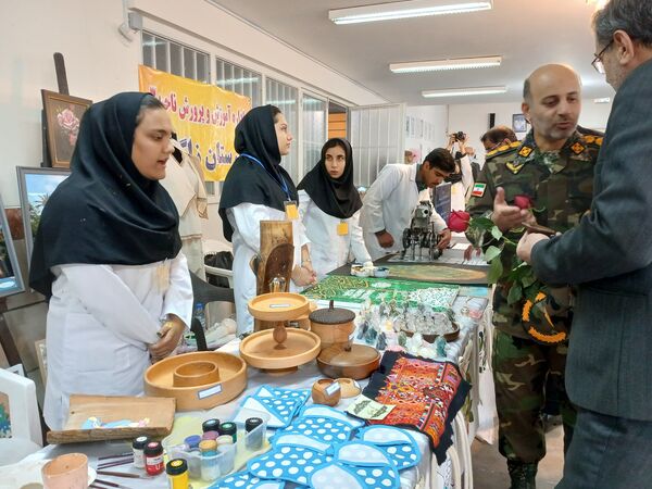 برگزاری نمایشگاه ایده‌های تحول آفرین در دبیرستان الگونه ناحیه ۳ شیراز