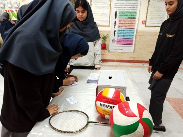 انتخابات شورای دانش آموزی در دبیرستان دخترانه ۱۳ آبان