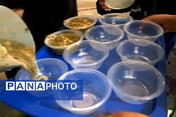 مراسم پخت نذری توسط دانش‌آموزان شیرازی به همت مجموعه تربیت علوی خواهران